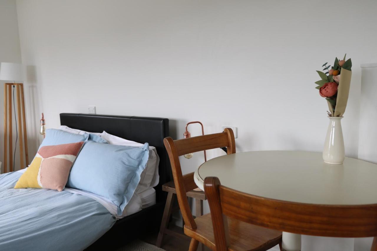Church Bay Cabin: Sunny, Great Views Appartement Lyttelton Buitenkant foto